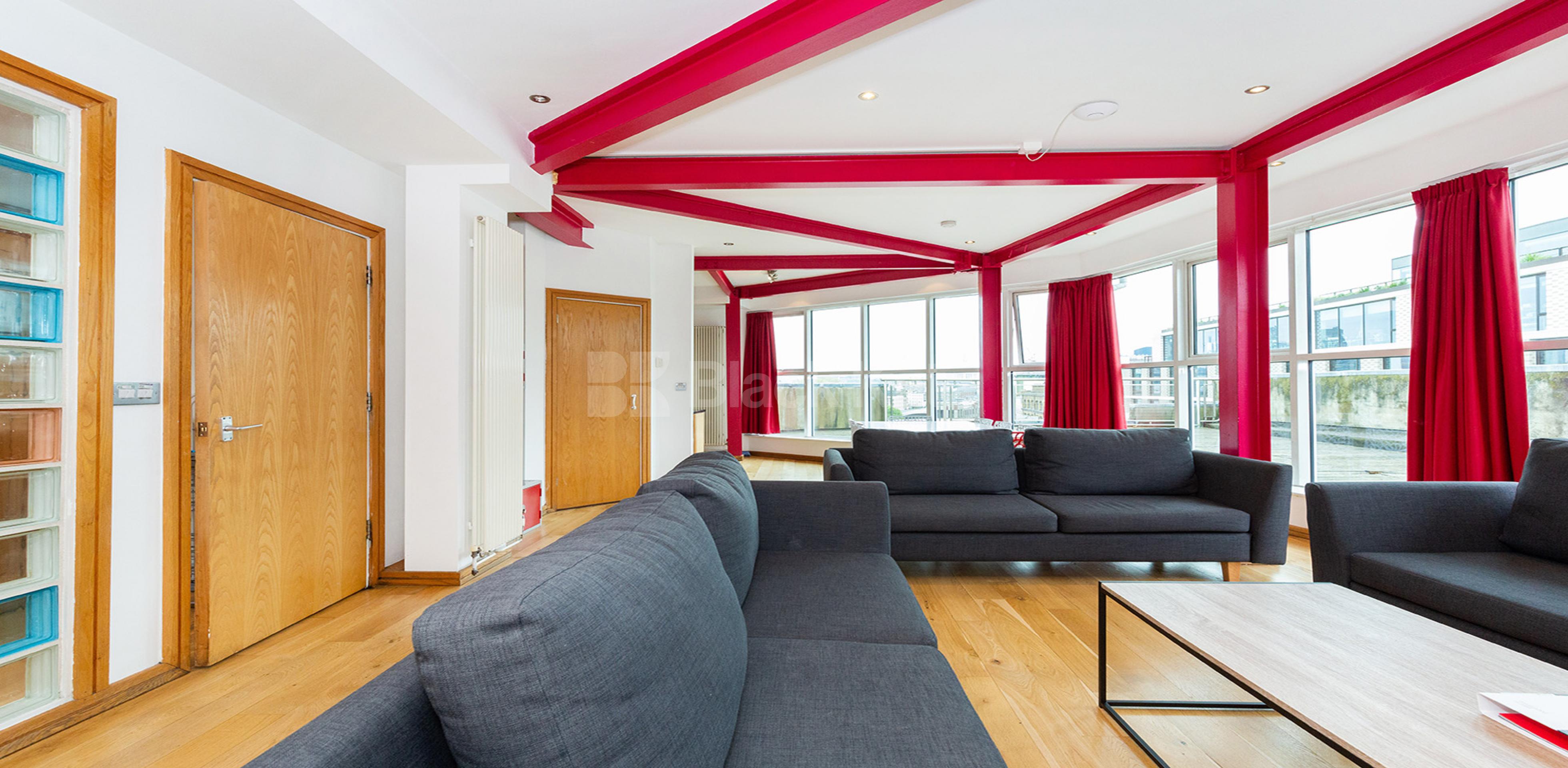 			PENTHOUSE WITH ROOF TERRACE!, 4 Bedroom, 1 bath, 1 reception Flat			 Farringdon Road, CLERKENWELL / HOLBORN EC1R